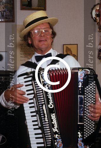 18 Oktober 1991 Jantje Koopmans met zijn vrouw en accordeon
Foto Peter Smulders BV