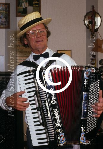 18 Oktober 1991 Jantje Koopmans met zijn vrouw en accordeon
Foto Peter Smulders BV