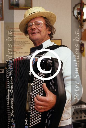 18 Oktober 1991 Jantje Koopmans met zijn vrouw en accordeon
Foto Peter Smulders BV