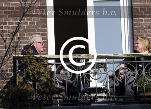 Amsterdam 5 maart 2013
John v d Rest op zijn balkon met ik denk zijn dochter.
Peter Smulders bv
