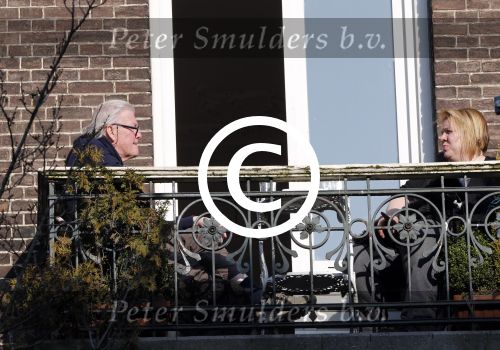 Amsterdam 5 maart 2013
John v d Rest op zijn balkon met ik denk zijn dochter.
Peter Smulders bv
