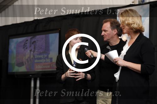 Utrecht 15 maart 2013
Frans Bauer Andre v Duin Antoinette Hertsenberg en Erica Terpstra leggen de eerste steen daar waar het nieuwe Kika kinderziekenhuis moet komen. Jurre Otto
Peter Smulders bv