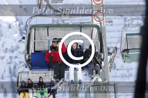 Lech, 27 Februari 2013
Wintersport, skieen
Linda de Mol met kinderen
Foto Peter Smulders BV