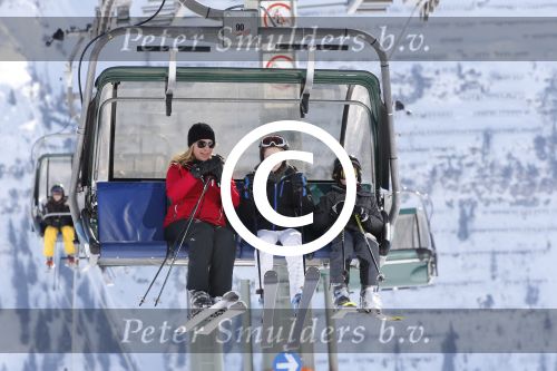 Lech, 27 Februari 2013
Wintersport, skieen
Linda de Mol met kinderen
Foto Peter Smulders BV