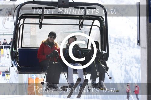 Lech, 27 Februari 2013
Wintersport, skieen
Linda de Mol met kinderen
Foto Peter Smulders BV