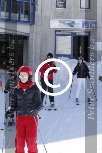 Lech, 27 Februari 2013
Wintersport, skieen
Linda de Mol met kinderen
Foto Peter Smulders BV