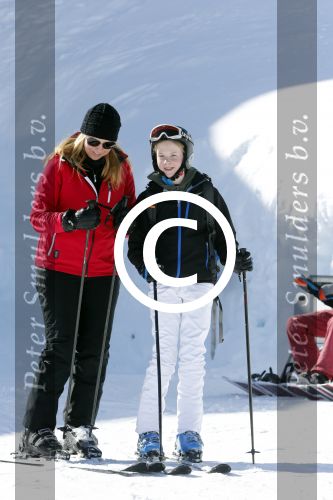 Lech, 27 Februari 2013
Wintersport, skieen
Linda de Mol met kinderen
Foto Peter Smulders BV