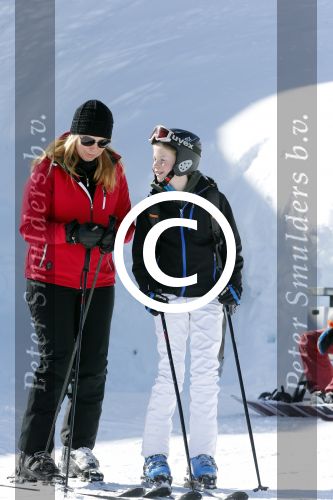Lech, 27 Februari 2013
Wintersport, skieen
Linda de Mol met kinderen
Foto Peter Smulders BV