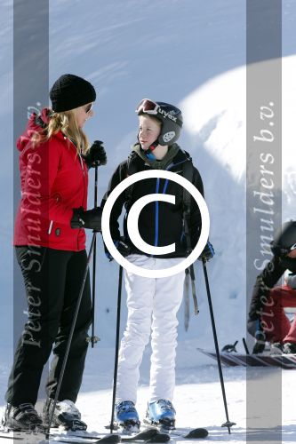 Lech, 27 Februari 2013
Wintersport, skieen
Linda de Mol met kinderen
Foto Peter Smulders BV