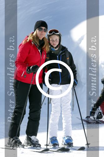 Lech, 27 Februari 2013
Wintersport, skieen
Linda de Mol met kinderen
Foto Peter Smulders BV