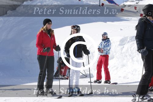 Lech, 27 Februari 2013
Wintersport, skieen
Linda de Mol met kinderen
Foto Peter Smulders BV