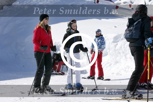 Lech, 27 Februari 2013
Wintersport, skieen
Linda de Mol met kinderen
Foto Peter Smulders BV