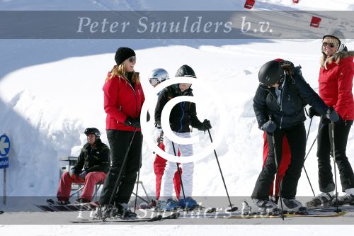 Lech, 27 Februari 2013
Wintersport, skieen
Linda de Mol met kinderen
Foto Peter Smulders BV
