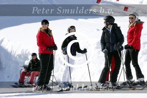 Lech, 27 Februari 2013
Wintersport, skieen
Linda de Mol met kinderen
Foto Peter Smulders BV