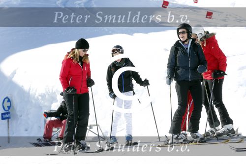 Lech, 27 Februari 2013
Wintersport, skieen
Linda de Mol met kinderen
Foto Peter Smulders BV
