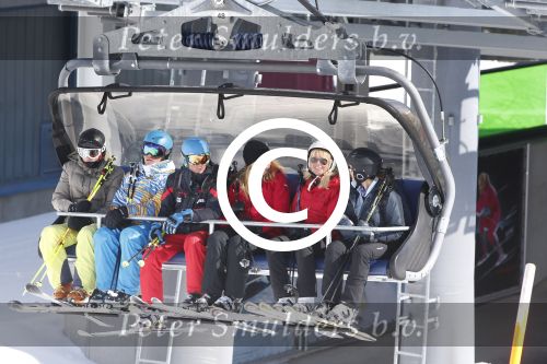 Lech, 27 Februari 2013
Wintersport, skieen
Linda de Mol met kinderen
Foto Peter Smulders BV
