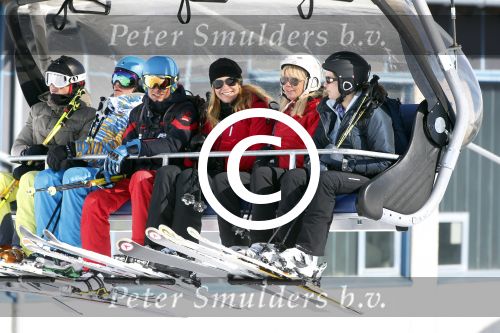 Lech, 27 Februari 2013
Wintersport, skieen
Linda de Mol met kinderen
Foto Peter Smulders BV