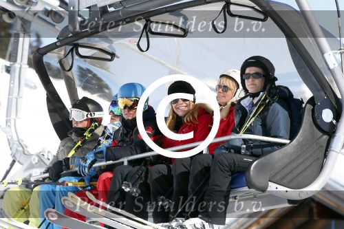 Lech, 27 Februari 2013
Wintersport, skieen
Linda de Mol met kinderen
Foto Peter Smulders BV