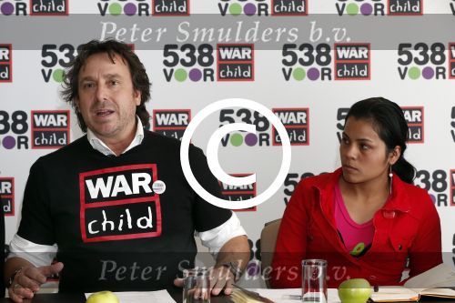 Amsterdam 19 maart 2013
Marco Borsato, ex-kindsoldate Gabriela, 538 DJ\'s: Barry Paf, Frank Dane en Jeroen Nieuwenhuize bij persconferentie War Child en radio 538.
Peter Smulders bv