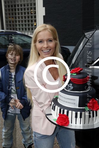 Amsterdam 6 maart 2013
Frans Bauer met Mariska Christiaan Frans Lucas en Jan in carre voor zijn 1000e optreden en de 8 e verjaardag van Frans Jr. Mariska heeft de taarten gemaakt.
Peter Smulders bv
