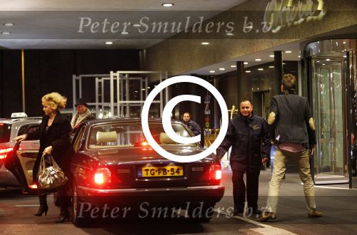 Amsterdam Breukelen 11 maart 2013
Mariska v Kolck met nieuwe vriend Rick Meijer bij het okura hotel en dasarna kussend bij haar huis in Breukelen.
Peter Smulders bv