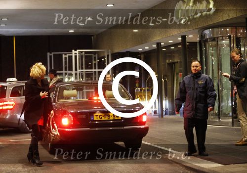 Amsterdam Breukelen 11 maart 2013
Mariska v Kolck met nieuwe vriend Rick Meijer bij het okura hotel en dasarna kussend bij haar huis in Breukelen.
Peter Smulders bv