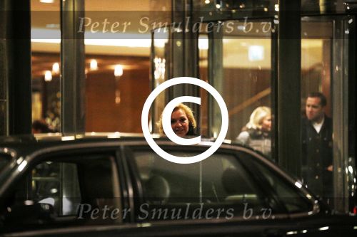 Amsterdam Breukelen 11 maart 2013
Mariska v Kolck met nieuwe vriend Rick Meijer bij het okura hotel en dasarna kussend bij haar huis in Breukelen.
Peter Smulders bv