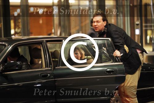 Amsterdam Breukelen 11 maart 2013
Mariska v Kolck met nieuwe vriend Rick Meijer bij het okura hotel en dasarna kussend bij haar huis in Breukelen.
Peter Smulders bv