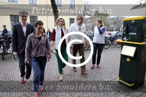 Utrecht 15 maart 2013
Prins van Oranje en Prinses Mï¿½xima gingen vanmorgen bowlen met bezoekers en vrijwilligers van het Catharijnehuis, Stichting Dagopvang Utrecht. Het Catharijnehuis biedt een ontmoetingsplaats voor dak- en thuislozen. Hier kunnen zij, met behulp van persoonlijke en praktische ondersteuning, in dagelijkse levensbehoeften voorzien en ingangen voor verdere hulpverlening vinden. De dienstverlening wordt voornamelijk geleverd door vrijwilligers.
Peter Smulders bv