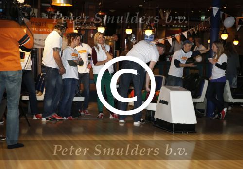 Utrecht 15 maart 2013
Prins van Oranje en Prinses Mï¿½xima gingen vanmorgen bowlen met bezoekers en vrijwilligers van het Catharijnehuis, Stichting Dagopvang Utrecht. Het Catharijnehuis biedt een ontmoetingsplaats voor dak- en thuislozen. Hier kunnen zij, met behulp van persoonlijke en praktische ondersteuning, in dagelijkse levensbehoeften voorzien en ingangen voor verdere hulpverlening vinden. De dienstverlening wordt voornamelijk geleverd door vrijwilligers.
Peter Smulders bv