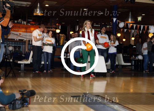 Utrecht 15 maart 2013
Prins van Oranje en Prinses Mï¿½xima gingen vanmorgen bowlen met bezoekers en vrijwilligers van het Catharijnehuis, Stichting Dagopvang Utrecht. Het Catharijnehuis biedt een ontmoetingsplaats voor dak- en thuislozen. Hier kunnen zij, met behulp van persoonlijke en praktische ondersteuning, in dagelijkse levensbehoeften voorzien en ingangen voor verdere hulpverlening vinden. De dienstverlening wordt voornamelijk geleverd door vrijwilligers.
Peter Smulders bv