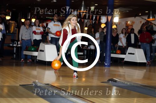 Utrecht 15 maart 2013
Prins van Oranje en Prinses Mï¿½xima gingen vanmorgen bowlen met bezoekers en vrijwilligers van het Catharijnehuis, Stichting Dagopvang Utrecht. Het Catharijnehuis biedt een ontmoetingsplaats voor dak- en thuislozen. Hier kunnen zij, met behulp van persoonlijke en praktische ondersteuning, in dagelijkse levensbehoeften voorzien en ingangen voor verdere hulpverlening vinden. De dienstverlening wordt voornamelijk geleverd door vrijwilligers.
Peter Smulders bv