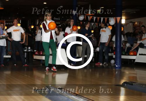 Utrecht 15 maart 2013
Prins van Oranje en Prinses Mï¿½xima gingen vanmorgen bowlen met bezoekers en vrijwilligers van het Catharijnehuis, Stichting Dagopvang Utrecht. Het Catharijnehuis biedt een ontmoetingsplaats voor dak- en thuislozen. Hier kunnen zij, met behulp van persoonlijke en praktische ondersteuning, in dagelijkse levensbehoeften voorzien en ingangen voor verdere hulpverlening vinden. De dienstverlening wordt voornamelijk geleverd door vrijwilligers.
Peter Smulders bv