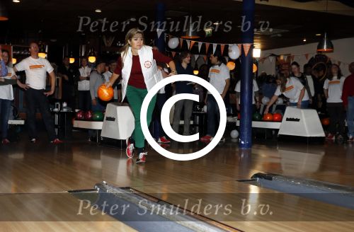 Utrecht 15 maart 2013
Prins van Oranje en Prinses Mï¿½xima gingen vanmorgen bowlen met bezoekers en vrijwilligers van het Catharijnehuis, Stichting Dagopvang Utrecht. Het Catharijnehuis biedt een ontmoetingsplaats voor dak- en thuislozen. Hier kunnen zij, met behulp van persoonlijke en praktische ondersteuning, in dagelijkse levensbehoeften voorzien en ingangen voor verdere hulpverlening vinden. De dienstverlening wordt voornamelijk geleverd door vrijwilligers.
Peter Smulders bv