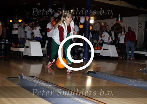 Utrecht 15 maart 2013
Prins van Oranje en Prinses Mï¿½xima gingen vanmorgen bowlen met bezoekers en vrijwilligers van het Catharijnehuis, Stichting Dagopvang Utrecht. Het Catharijnehuis biedt een ontmoetingsplaats voor dak- en thuislozen. Hier kunnen zij, met behulp van persoonlijke en praktische ondersteuning, in dagelijkse levensbehoeften voorzien en ingangen voor verdere hulpverlening vinden. De dienstverlening wordt voornamelijk geleverd door vrijwilligers.
Peter Smulders bv