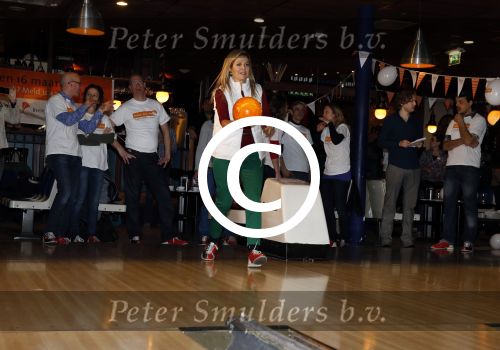 Utrecht 15 maart 2013
Prins van Oranje en Prinses Mï¿½xima gingen vanmorgen bowlen met bezoekers en vrijwilligers van het Catharijnehuis, Stichting Dagopvang Utrecht. Het Catharijnehuis biedt een ontmoetingsplaats voor dak- en thuislozen. Hier kunnen zij, met behulp van persoonlijke en praktische ondersteuning, in dagelijkse levensbehoeften voorzien en ingangen voor verdere hulpverlening vinden. De dienstverlening wordt voornamelijk geleverd door vrijwilligers.
Peter Smulders bv