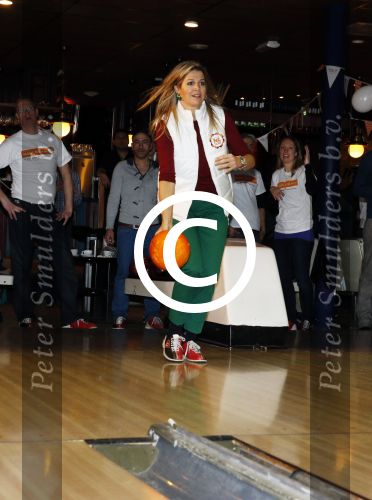 Utrecht 15 maart 2013
Prins van Oranje en Prinses Mï¿½xima gingen vanmorgen bowlen met bezoekers en vrijwilligers van het Catharijnehuis, Stichting Dagopvang Utrecht. Het Catharijnehuis biedt een ontmoetingsplaats voor dak- en thuislozen. Hier kunnen zij, met behulp van persoonlijke en praktische ondersteuning, in dagelijkse levensbehoeften voorzien en ingangen voor verdere hulpverlening vinden. De dienstverlening wordt voornamelijk geleverd door vrijwilligers.
Peter Smulders bv