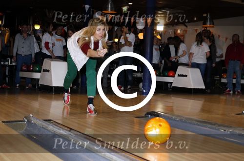Utrecht 15 maart 2013
Prins van Oranje en Prinses Mï¿½xima gingen vanmorgen bowlen met bezoekers en vrijwilligers van het Catharijnehuis, Stichting Dagopvang Utrecht. Het Catharijnehuis biedt een ontmoetingsplaats voor dak- en thuislozen. Hier kunnen zij, met behulp van persoonlijke en praktische ondersteuning, in dagelijkse levensbehoeften voorzien en ingangen voor verdere hulpverlening vinden. De dienstverlening wordt voornamelijk geleverd door vrijwilligers.
Peter Smulders bv
