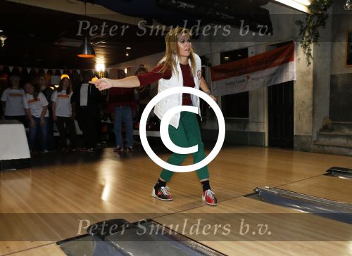 Utrecht 15 maart 2013
Prins van Oranje en Prinses Mï¿½xima gingen vanmorgen bowlen met bezoekers en vrijwilligers van het Catharijnehuis, Stichting Dagopvang Utrecht. Het Catharijnehuis biedt een ontmoetingsplaats voor dak- en thuislozen. Hier kunnen zij, met behulp van persoonlijke en praktische ondersteuning, in dagelijkse levensbehoeften voorzien en ingangen voor verdere hulpverlening vinden. De dienstverlening wordt voornamelijk geleverd door vrijwilligers.
Peter Smulders bv