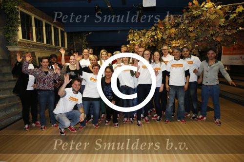 Utrecht 15 maart 2013
Prins van Oranje en Prinses Mï¿½xima gingen vanmorgen bowlen met bezoekers en vrijwilligers van het Catharijnehuis, Stichting Dagopvang Utrecht. Het Catharijnehuis biedt een ontmoetingsplaats voor dak- en thuislozen. Hier kunnen zij, met behulp van persoonlijke en praktische ondersteuning, in dagelijkse levensbehoeften voorzien en ingangen voor verdere hulpverlening vinden. De dienstverlening wordt voornamelijk geleverd door vrijwilligers.
Peter Smulders bv