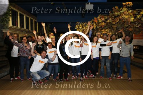 Utrecht 15 maart 2013
Prins van Oranje en Prinses Mï¿½xima gingen vanmorgen bowlen met bezoekers en vrijwilligers van het Catharijnehuis, Stichting Dagopvang Utrecht. Het Catharijnehuis biedt een ontmoetingsplaats voor dak- en thuislozen. Hier kunnen zij, met behulp van persoonlijke en praktische ondersteuning, in dagelijkse levensbehoeften voorzien en ingangen voor verdere hulpverlening vinden. De dienstverlening wordt voornamelijk geleverd door vrijwilligers.
Peter Smulders bv