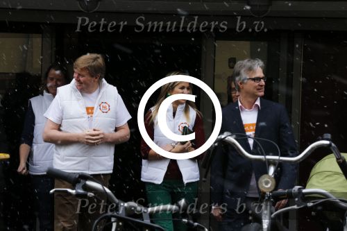 Utrecht 15 maart 2013
Prins van Oranje en Prinses Mï¿½xima gingen vanmorgen bowlen met bezoekers en vrijwilligers van het Catharijnehuis, Stichting Dagopvang Utrecht. Het Catharijnehuis biedt een ontmoetingsplaats voor dak- en thuislozen. Hier kunnen zij, met behulp van persoonlijke en praktische ondersteuning, in dagelijkse levensbehoeften voorzien en ingangen voor verdere hulpverlening vinden. De dienstverlening wordt voornamelijk geleverd door vrijwilligers.
Peter Smulders bv