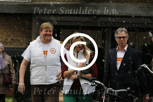 Utrecht 15 maart 2013
Prins van Oranje en Prinses Mï¿½xima gingen vanmorgen bowlen met bezoekers en vrijwilligers van het Catharijnehuis, Stichting Dagopvang Utrecht. Het Catharijnehuis biedt een ontmoetingsplaats voor dak- en thuislozen. Hier kunnen zij, met behulp van persoonlijke en praktische ondersteuning, in dagelijkse levensbehoeften voorzien en ingangen voor verdere hulpverlening vinden. De dienstverlening wordt voornamelijk geleverd door vrijwilligers.
Peter Smulders bv