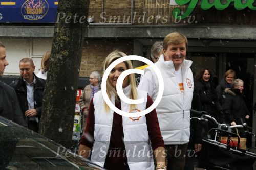 Utrecht 15 maart 2013
Prins van Oranje en Prinses Mï¿½xima gingen vanmorgen bowlen met bezoekers en vrijwilligers van het Catharijnehuis, Stichting Dagopvang Utrecht. Het Catharijnehuis biedt een ontmoetingsplaats voor dak- en thuislozen. Hier kunnen zij, met behulp van persoonlijke en praktische ondersteuning, in dagelijkse levensbehoeften voorzien en ingangen voor verdere hulpverlening vinden. De dienstverlening wordt voornamelijk geleverd door vrijwilligers.
Peter Smulders bv