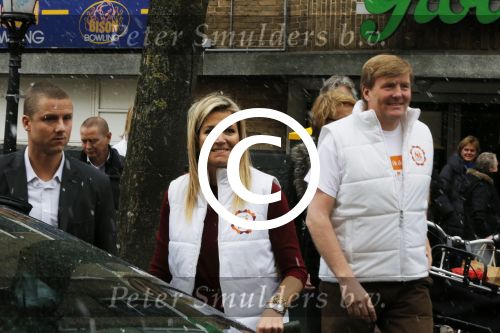 Utrecht 15 maart 2013
Prins van Oranje en Prinses Mï¿½xima gingen vanmorgen bowlen met bezoekers en vrijwilligers van het Catharijnehuis, Stichting Dagopvang Utrecht. Het Catharijnehuis biedt een ontmoetingsplaats voor dak- en thuislozen. Hier kunnen zij, met behulp van persoonlijke en praktische ondersteuning, in dagelijkse levensbehoeften voorzien en ingangen voor verdere hulpverlening vinden. De dienstverlening wordt voornamelijk geleverd door vrijwilligers.
Peter Smulders bv