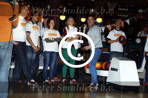 Utrecht 15 maart 2013
Prins van Oranje en Prinses Mï¿½xima gingen vanmorgen bowlen met bezoekers en vrijwilligers van het Catharijnehuis, Stichting Dagopvang Utrecht. Het Catharijnehuis biedt een ontmoetingsplaats voor dak- en thuislozen. Hier kunnen zij, met behulp van persoonlijke en praktische ondersteuning, in dagelijkse levensbehoeften voorzien en ingangen voor verdere hulpverlening vinden. De dienstverlening wordt voornamelijk geleverd door vrijwilligers.
Peter Smulders bv