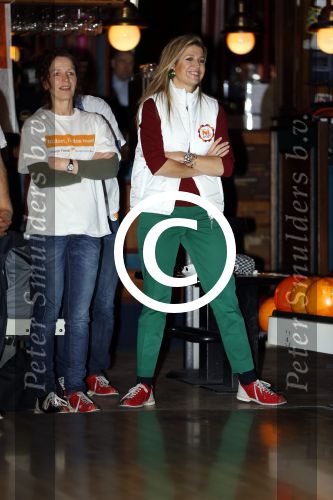 Utrecht 15 maart 2013
Prins van Oranje en Prinses Mï¿½xima gingen vanmorgen bowlen met bezoekers en vrijwilligers van het Catharijnehuis, Stichting Dagopvang Utrecht. Het Catharijnehuis biedt een ontmoetingsplaats voor dak- en thuislozen. Hier kunnen zij, met behulp van persoonlijke en praktische ondersteuning, in dagelijkse levensbehoeften voorzien en ingangen voor verdere hulpverlening vinden. De dienstverlening wordt voornamelijk geleverd door vrijwilligers.
Peter Smulders bv