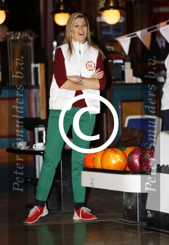 Utrecht 15 maart 2013
Prins van Oranje en Prinses Mï¿½xima gingen vanmorgen bowlen met bezoekers en vrijwilligers van het Catharijnehuis, Stichting Dagopvang Utrecht. Het Catharijnehuis biedt een ontmoetingsplaats voor dak- en thuislozen. Hier kunnen zij, met behulp van persoonlijke en praktische ondersteuning, in dagelijkse levensbehoeften voorzien en ingangen voor verdere hulpverlening vinden. De dienstverlening wordt voornamelijk geleverd door vrijwilligers.
Peter Smulders bv