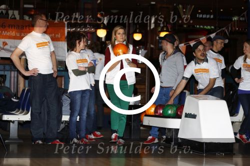 Utrecht 15 maart 2013
Prins van Oranje en Prinses Mï¿½xima gingen vanmorgen bowlen met bezoekers en vrijwilligers van het Catharijnehuis, Stichting Dagopvang Utrecht. Het Catharijnehuis biedt een ontmoetingsplaats voor dak- en thuislozen. Hier kunnen zij, met behulp van persoonlijke en praktische ondersteuning, in dagelijkse levensbehoeften voorzien en ingangen voor verdere hulpverlening vinden. De dienstverlening wordt voornamelijk geleverd door vrijwilligers.
Peter Smulders bv