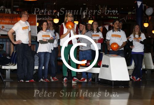 Utrecht 15 maart 2013
Prins van Oranje en Prinses Mï¿½xima gingen vanmorgen bowlen met bezoekers en vrijwilligers van het Catharijnehuis, Stichting Dagopvang Utrecht. Het Catharijnehuis biedt een ontmoetingsplaats voor dak- en thuislozen. Hier kunnen zij, met behulp van persoonlijke en praktische ondersteuning, in dagelijkse levensbehoeften voorzien en ingangen voor verdere hulpverlening vinden. De dienstverlening wordt voornamelijk geleverd door vrijwilligers.
Peter Smulders bv